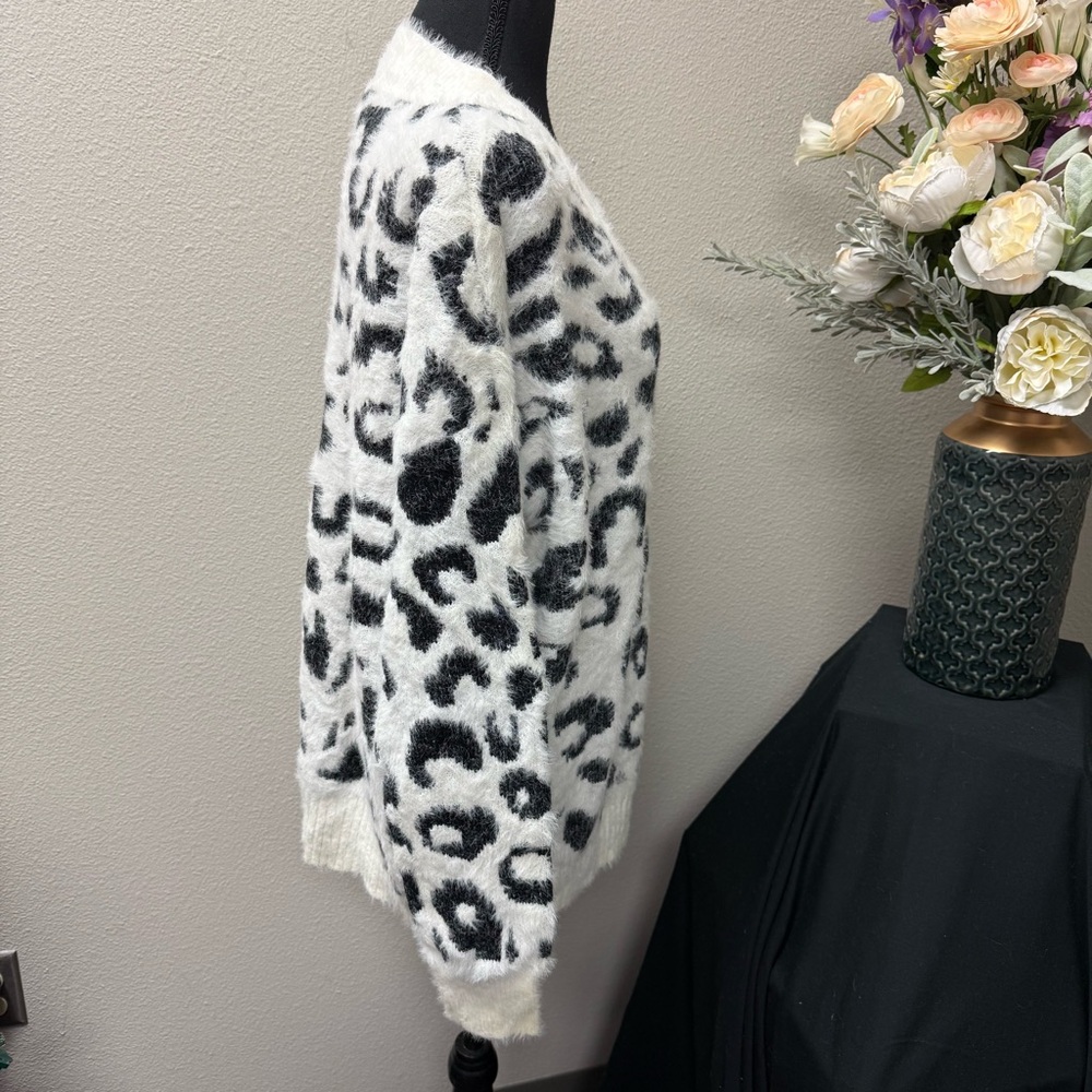 Macaron XL Fuzzy Leopard Print V Neck Sweater Soft Cozy White Black Animal Knit - Picture 4 of 8